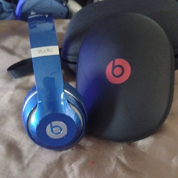 Beats Studio Blue Headphones with Case - Picture 1 of 3